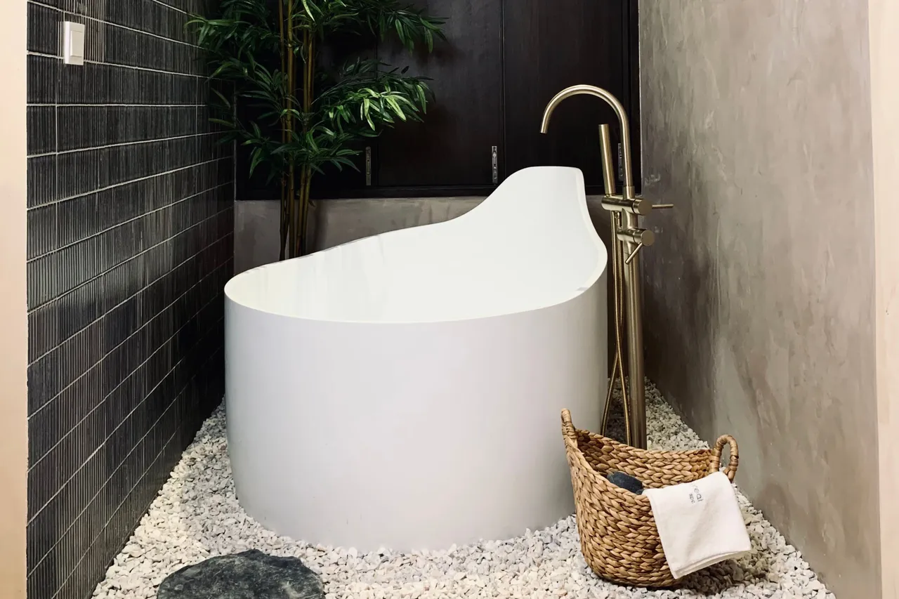 Bath tub in Urban Retreat KLEM